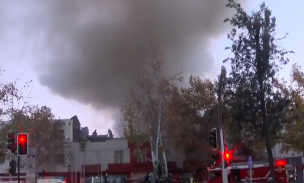 Incendio en plena Alameda provoca gigantesca columna de humo: Revisa los desvíos de tránsito