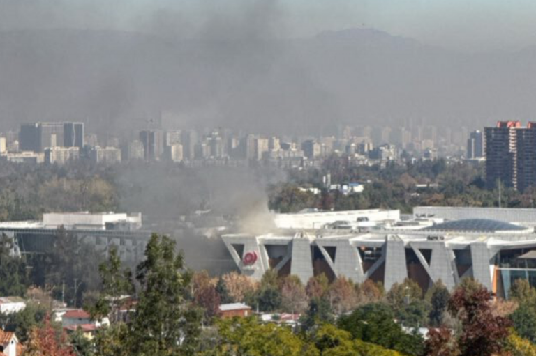 Incendio en restaurante obliga a evacuar Mall Plaza Los Dominicos en Las Condes