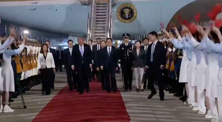 Trump aterriza en China para reunión clave con Xi Jinping en medio de tensión global