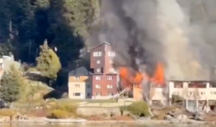 Enorme incendio afecta a histórico hotel de Bariloche y evacúan a huéspedes