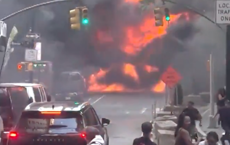 Impacto en Nueva York tras auto que explotó en llamas frente a Wall Street