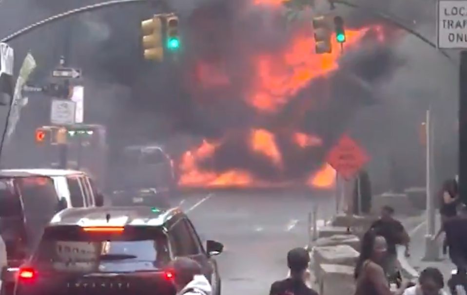 Impacto en Nueva York tras auto que explotó en llamas frente a Wall Street