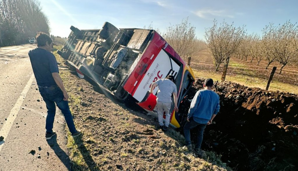 Volcamiento de bus en Villarrica: hay un fallecido y decenas de heridos tras grave accidente
