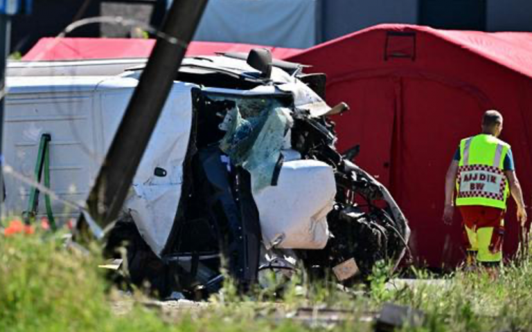 Fatal accidente en Bélgica: tren choca con un bus escolar y deja al menos cuatro muertos