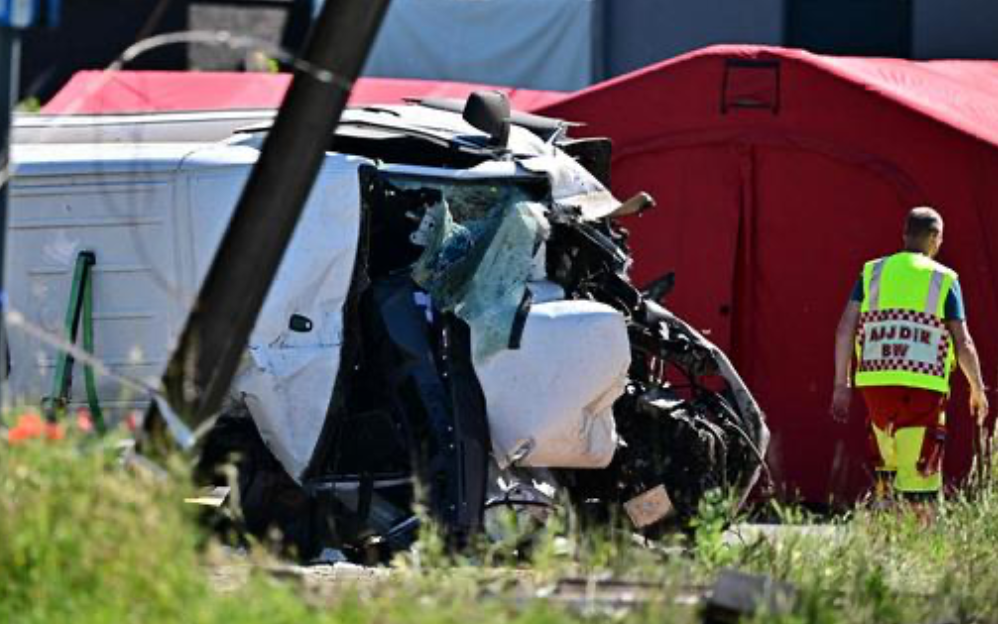 Fatal accidente en Bélgica: tren choca con un bus escolar y deja al menos cuatro muertos