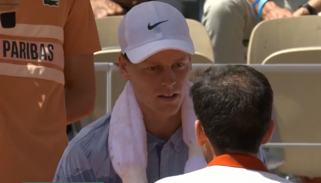Impacto en Roland Garros: Jannik Sinner eliminado tras sufrir molestias a solo un game de la victoria