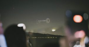 Santiago se iluminó con impactante show de drones inspirado en el lujo de Dubái
