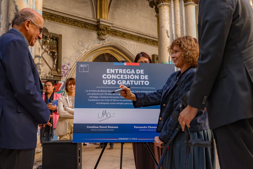 Ministra Parot entrega concesión por 30 años para restaurar Iglesia San Francisco de Borja