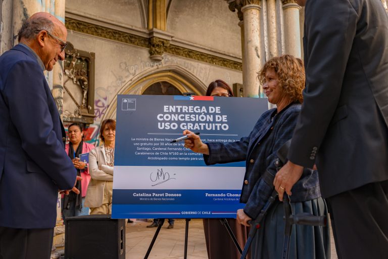 Ministra Parot entrega concesión por 30 años para restaurar Iglesia San Francisco de Borja