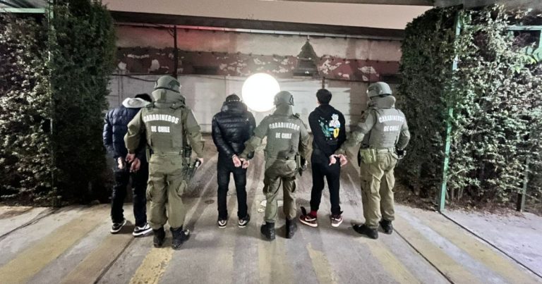 Encerrona frustrada en Renca: Carabineros detuvo a tres adolescentes que portaban réplica de subfusil