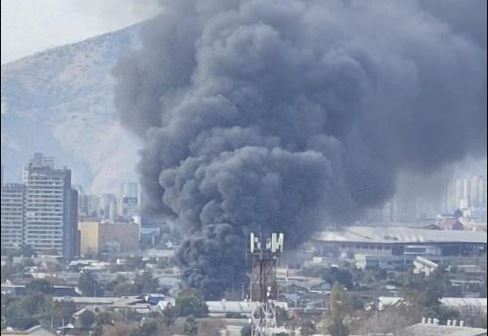 Estación Central: Incendio en taller mecánico moviliza a múltiples compañías de Bomberos