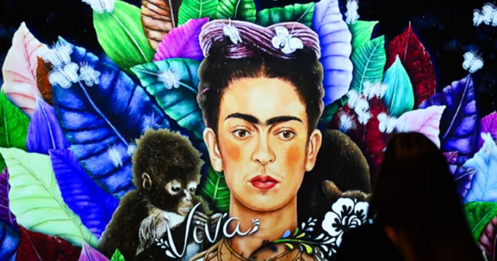 “Viva Frida Kahlo”: la exposición inmersiva 360° que llega esta semana a Santiago