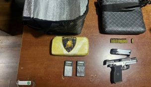 Fiscalización policial deja dos detenidos por porte de arma y droga en Santiago