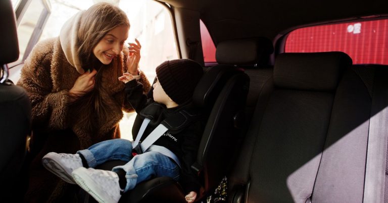 Expertos alertan sobre peligroso error al usar sillas de auto infantiles en invierno: parkas reducirían su protección