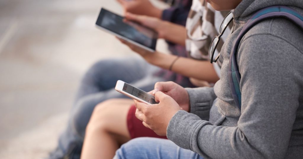 Estudio alerta que redes sociales superan a la familia como principal influencia emocional entre adolescentes