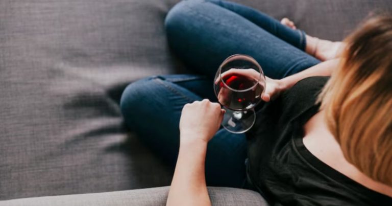 La señal nocturna que preocupa: cada vez más personas necesitan “una copita” para dormir