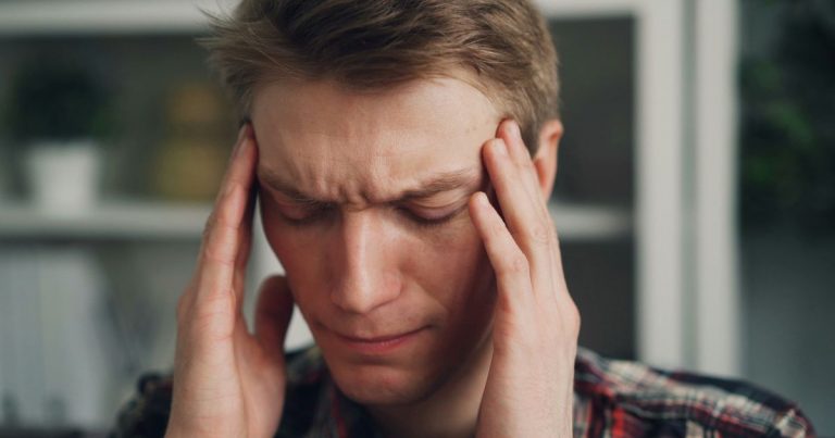 “El peor dolor de cabeza de la vida”: la señal que podría alertar un aneurisma cerebral