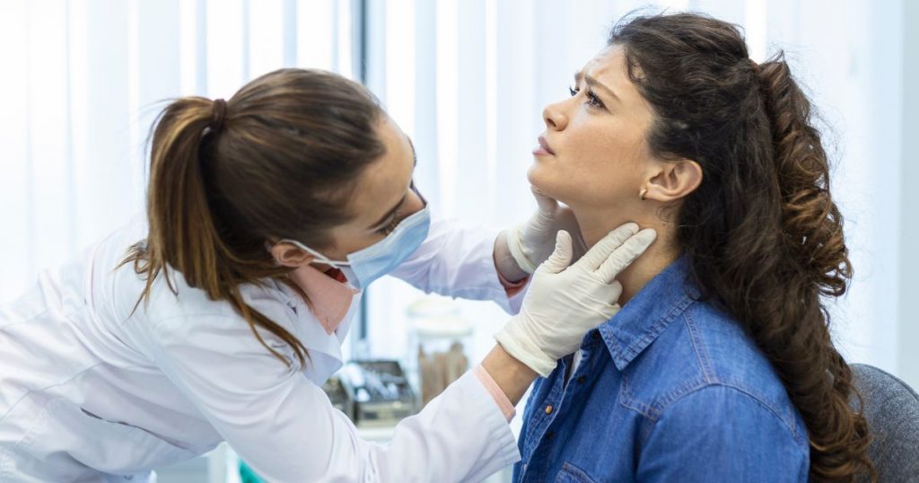 ¿Bulto en el cuello o cambios en la voz? Las señales que podrían alertar problemas en la tiroides
