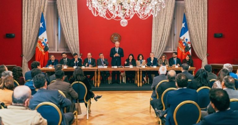 Kast se reúne con alcaldes de oposición en La Moneda y promete diálogo permanente con municipios