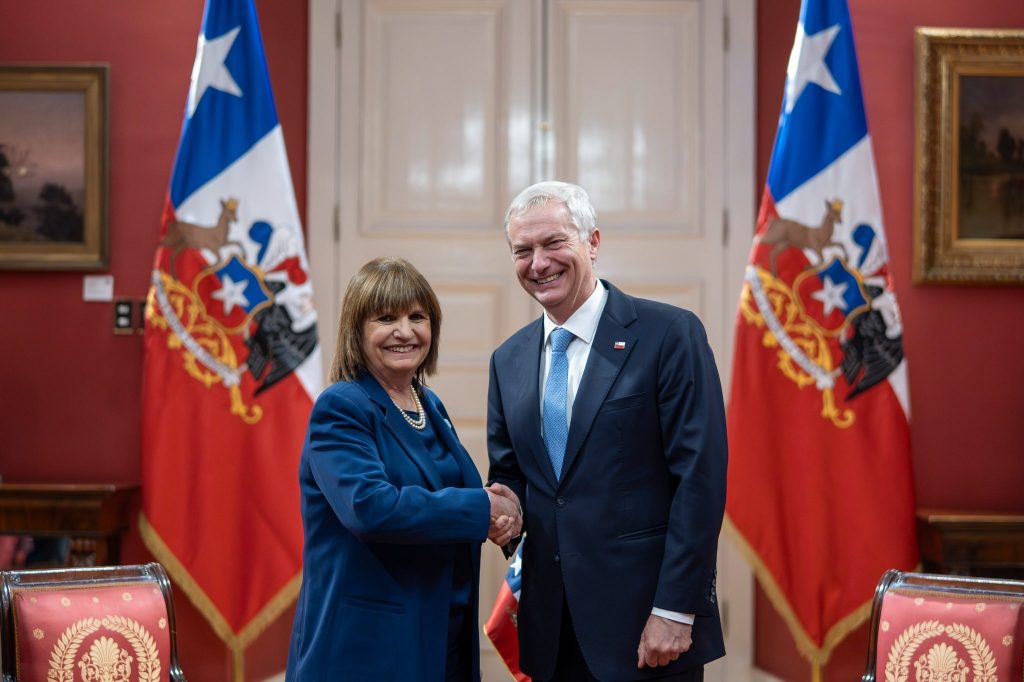 Patricia Bullrich se reúne con Presidente Kast y destaca combate al crimen organizado