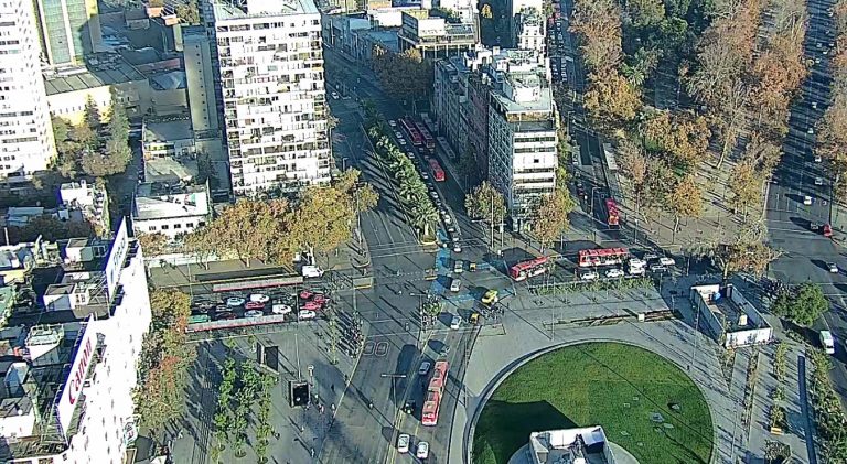 Congestión afecta eje Providencia-Alameda tras falla de semáforo en Santiago