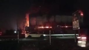Incendio en frigorífico de Buin se reactiva y moviliza a Bomberos tras más de 11 horas de combate