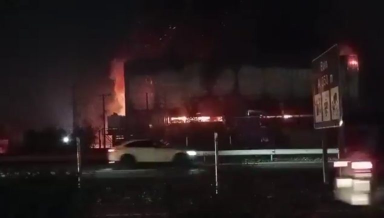 Incendio en frigorífico de Buin se reactiva y moviliza a Bomberos tras más de 11 horas de combate