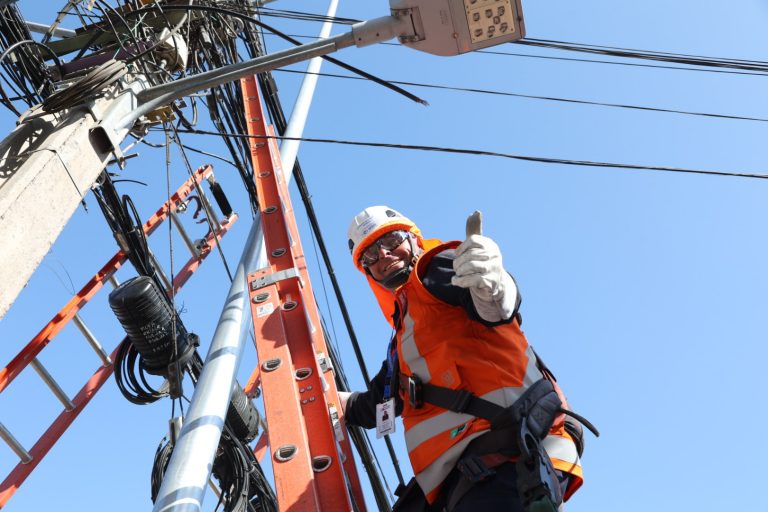Gobierno inicia plan nacional para retirar cables en desuso en todo Chile