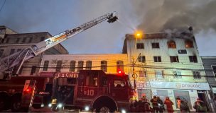 Incendio estructural moviliza a 10 carros de Bomberos en pleno centro de Valparaíso