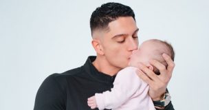 Sammis Reyes emociona en redes con profundo mensaje a su hija: “Desde que llegaste a mi vida dejé de vivir para mí”
