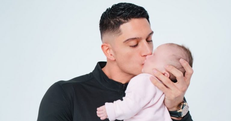 Sammis Reyes emociona en redes con profundo mensaje a su hija: “Desde que llegaste a mi vida dejé de vivir para mí”
