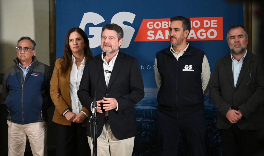 Orrego activa plan por lluvias: 405 puntos críticos identificados y alerta por sistema frontal en la RM