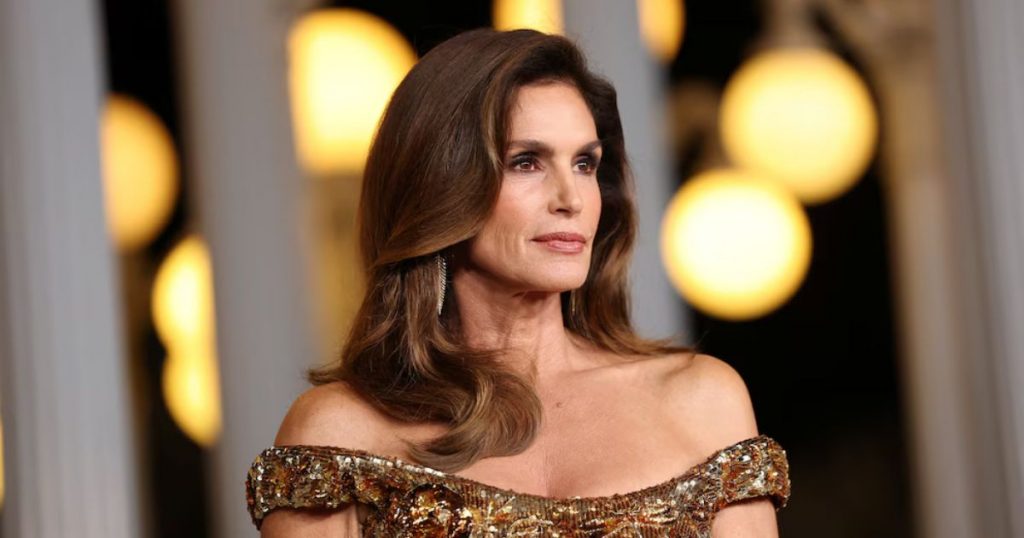 Cindy Crawford sorprendió al revelar la condición que comenzó a afectar sus párpados después de los 50 años