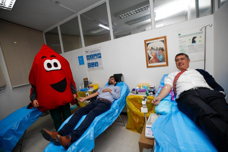 Municipalidad de Santiago y Posta Central impulsan campaña de donación de sangre para pacientes críticos