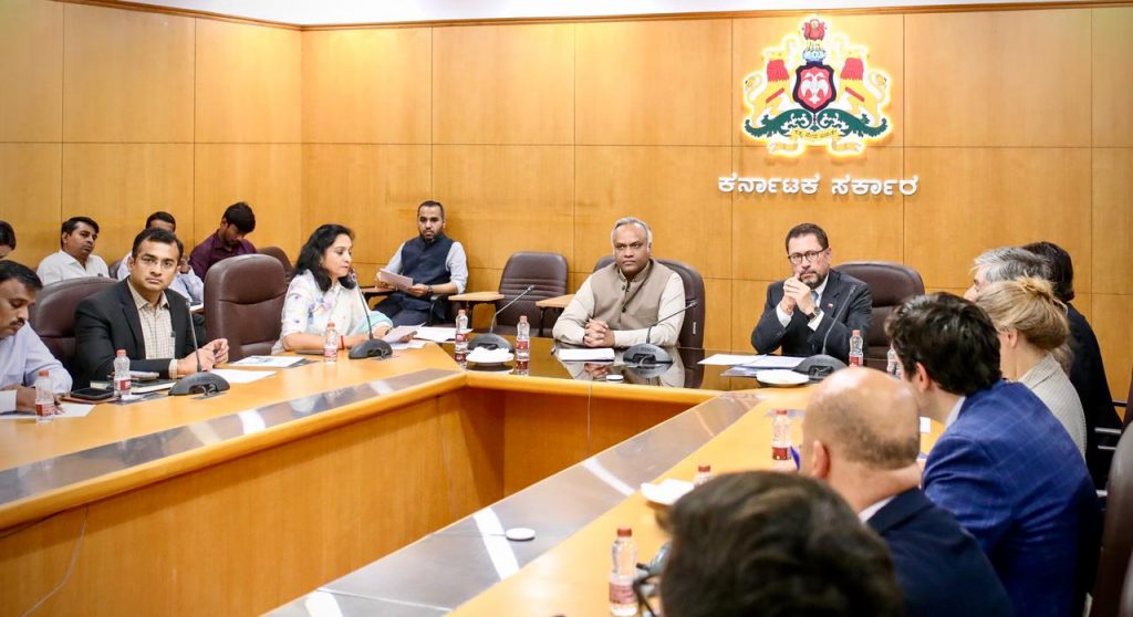 Chile logra millonario acuerdo en India: firma aumentará diez veces compras de productos nacionales