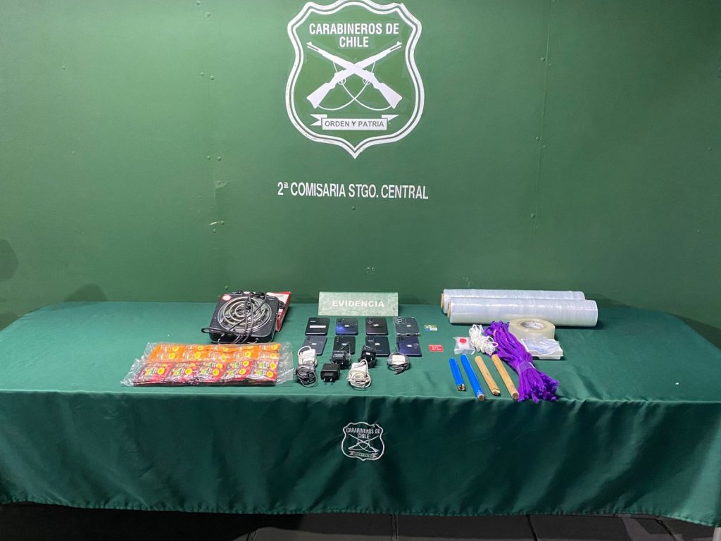 Detienen a sujetos que lanzaban celulares y alimentos al interior de Santiago 1