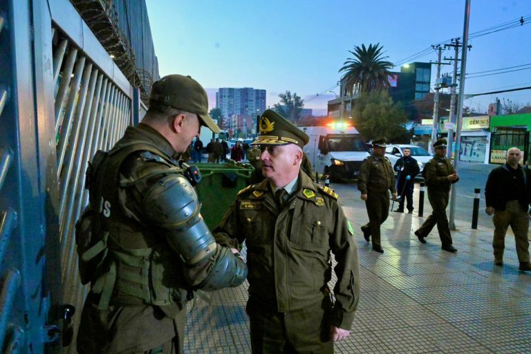 Carabineros despliega masivo operativo en Metro y paraderos de Santiago