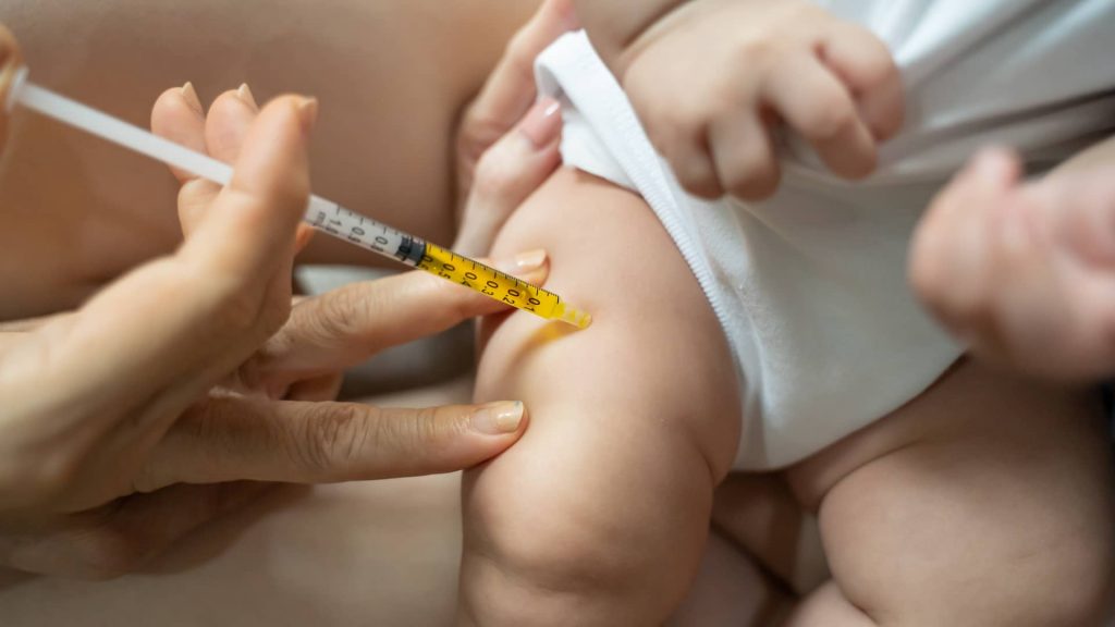 Vacunación en lactantes y niños: especialistas destacan su rol clave en la salud infantil