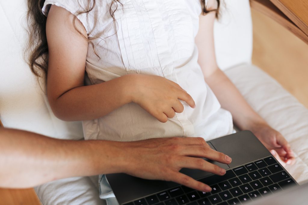 Niños en Chile duplicaron contacto con desconocidos por internet, alerta estudio