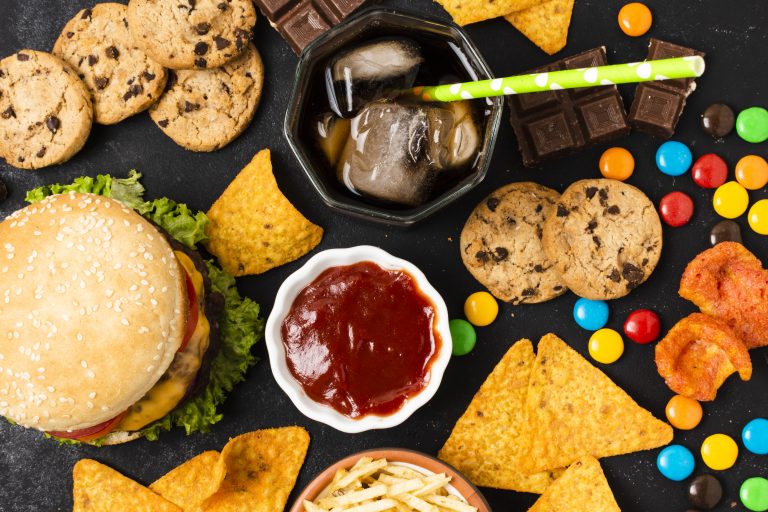 Estudio alerta que alimentos ultraprocesados dañan la salud ósea y aumentan fracturas