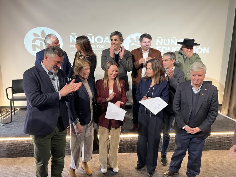 Alcaldes piden frenar los SLEP y proponen un sistema mixto para administrar colegios