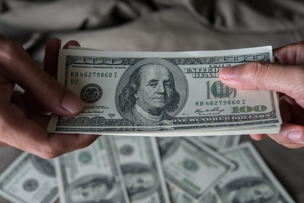 Dólar cae con fuerza en Chile y se acerca a los $885 por avance del cobre y menor presión global