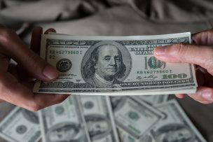 Dólar cae con fuerza en Chile y se acerca a los $885 por avance del cobre y menor presión global