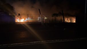 Nuevo atentado incendiario en La Araucanía: Hay al menos dos camionetas destruidas