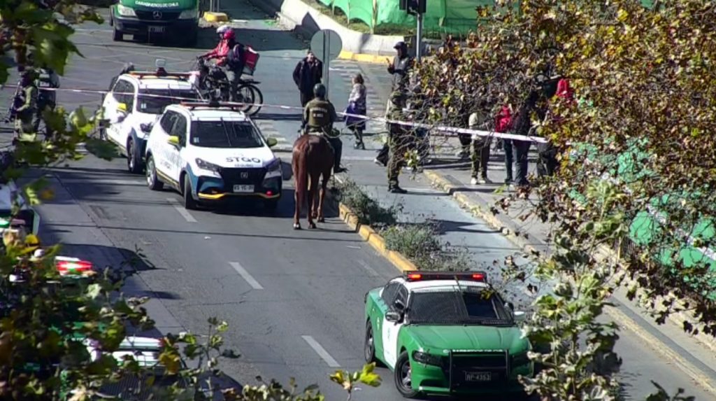 Balacera en plena Alameda: Carabinero repelió asalto en su contra a disparos