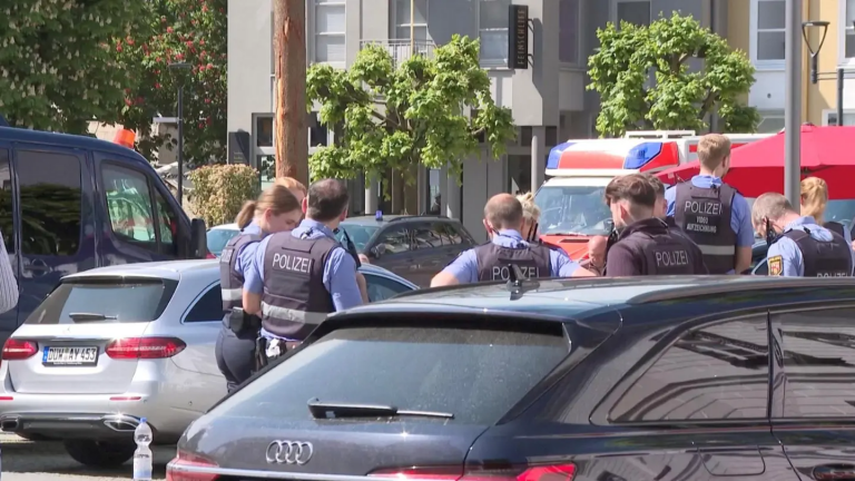 Delincuentes se atrincheran y mantienen rehenes durante asalto a un banco de Alemania