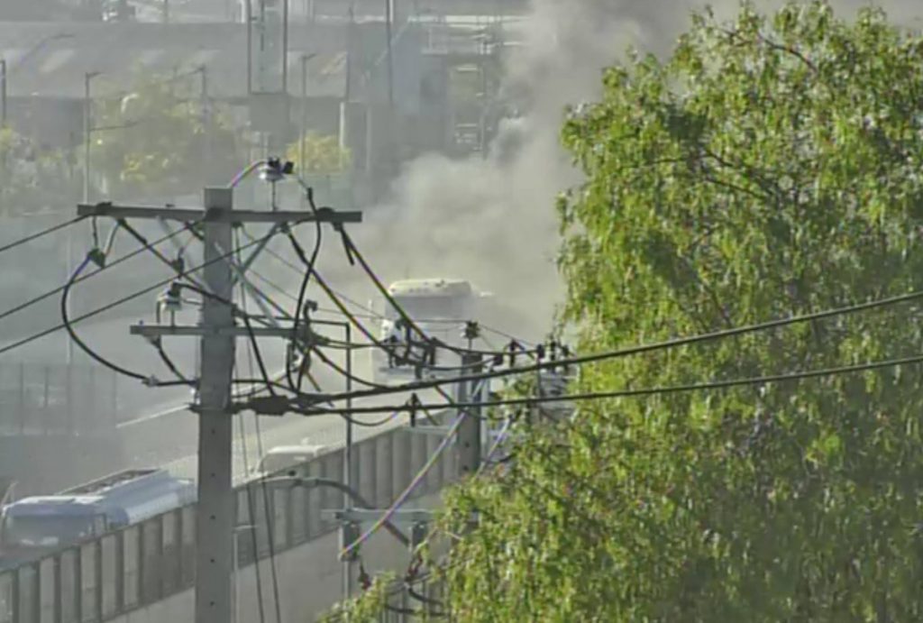 Camión se incendia en Vespucio Sur y provoca enorme columna de humo en La Granja