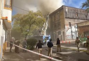 Incendio en la Facultad de Derecho a la U. Diego Portales provoca gigantesca columna de humo en Santiago