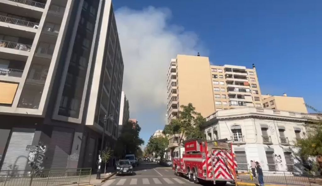 Incendio en Barrio República: Siniestro en cité obliga a evacuar Universidad Diego Portales