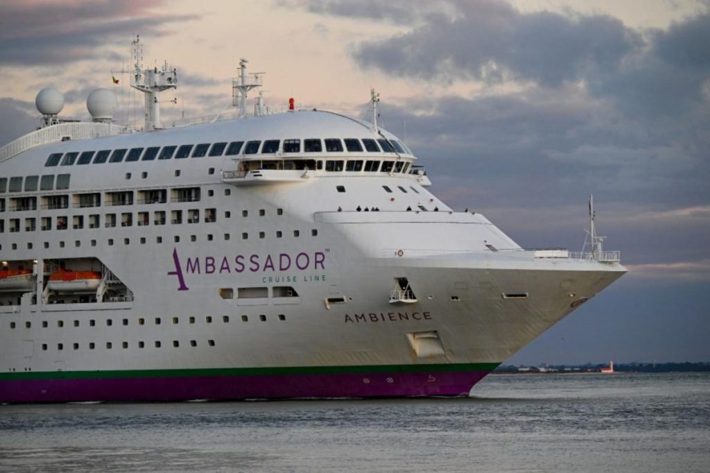 Alerta en crucero de Francia: Un muerto y más de 1.200 pasajeros confinados tras “brote gastrointestinal”